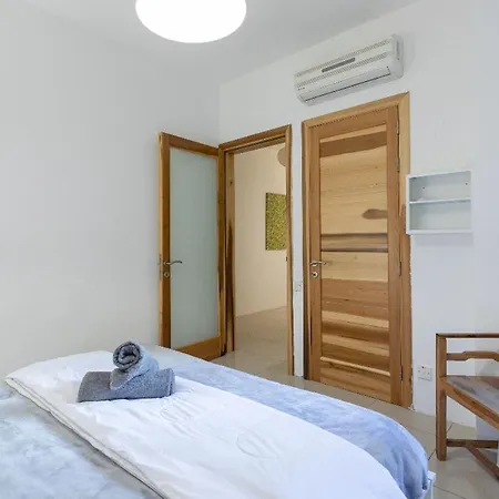 15 Min Walk To Center St Julians Apartment