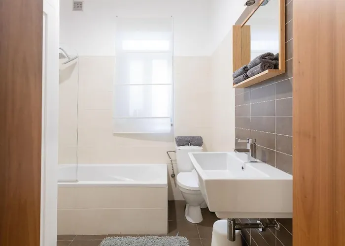 15 Min Walk To Center St Julians *